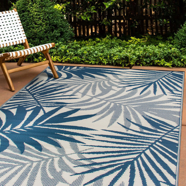 Beachcrest Home Rectangle Lona Floral Machine Woven Plastic Straw Indoor / Outdoor Area Rug in